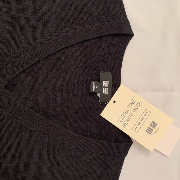 Uniqlo black V-neck sweater (small) - Picture 2 of 7